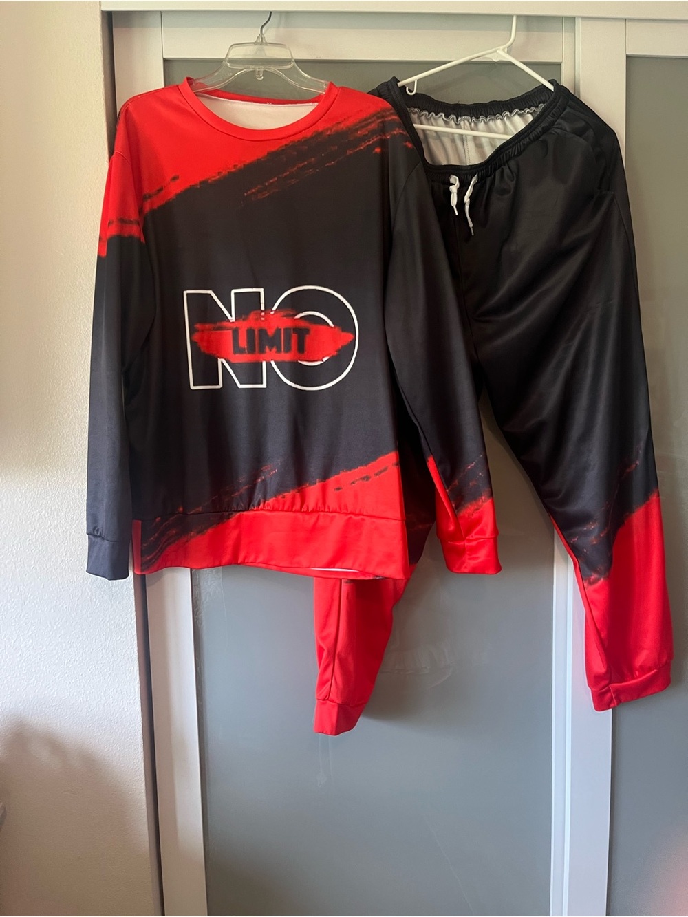 Men's 2 Piece Tracksuit Set Size XL
Red Black Long Sleeve Graphic 553
